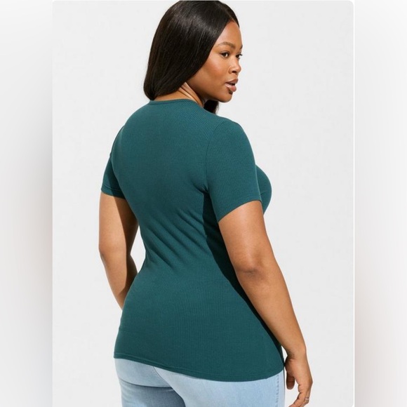 NWT Torrid Fitted Super Soft Rib Crew Neck Asymmetrical Cut Out Tee Size 4X Teal - Picture 2 of 11